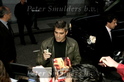 Amsterdam 11 mei 2004
George Clooney op de foto met fans bij het Amstel Hotel.