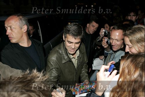 Amsterdam 12 mei 2004
George Clooney verlaat het Amstel hotel.