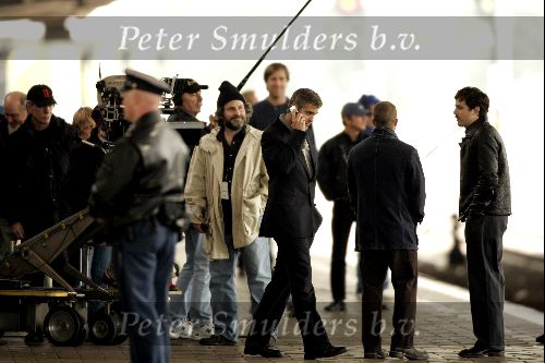 Haarlem 14 mei 2004
Opnames Ocean\\\'s 12 op station Haarlem met Brad Pitt en George Clooney met gsm