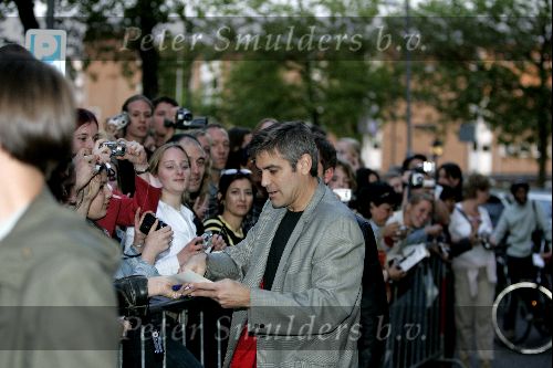 Amsterdam 17 mei 2004
George Clooney verlaat het Amstel Hotel