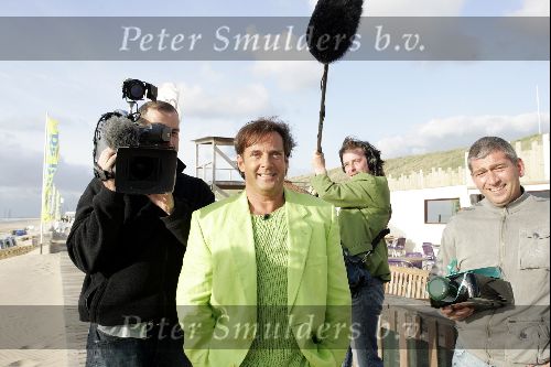 Bloemendaal 12 mei 2004
Feestje van Leco  Zadelhoff in strandtent vroeger.
Gerard Joling met max en cameraploeg