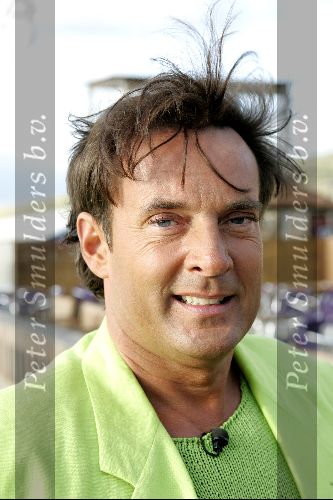 Bloemendaal 12 mei 2004
Feestje van Leco  Zadelhoff in strandtent vroeger.
Gerard Joling met max en cameraploeg
