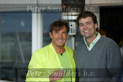 Bloemendaal 12 mei 2004
Feestje van Leco  Zadelhoff in strandtent vroeger.
Gerard Joling en Reinout Oerlemans
