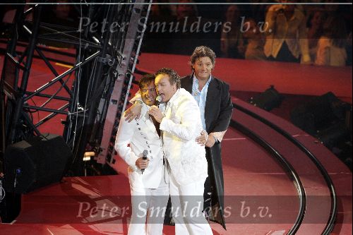 Amsterdam 26 mei 2004
Rene Froger in de Arena.    Rene Froger  met Gordon en Gerard Joling