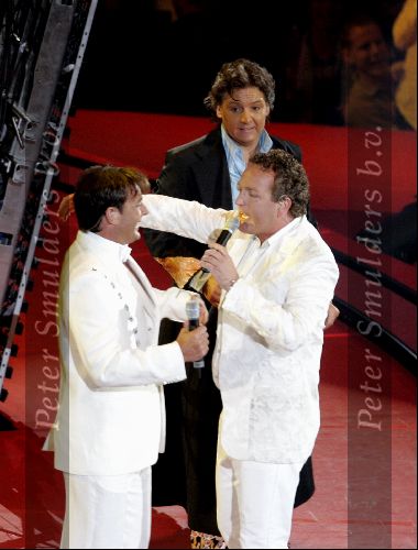 Amsterdam 26 mei 2004
Rene Froger in de Arena.    Rene Froger  met Gordon en Gerard Joling