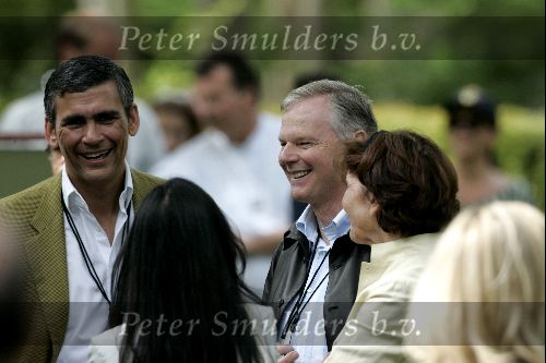 Amsterdam 20 mei 2004
Opnames Ocean\'s 12 op begraafplaats Westgaarde.
Gerard Kleisterlee met vrouw (philips) met Jerry Weintraub