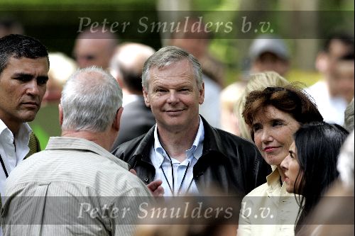 Amsterdam 20 mei 2004
Opnames Ocean\'s 12 op begraafplaats Westgaarde.
Gerard Kleisterlee met vrouw (philips)
