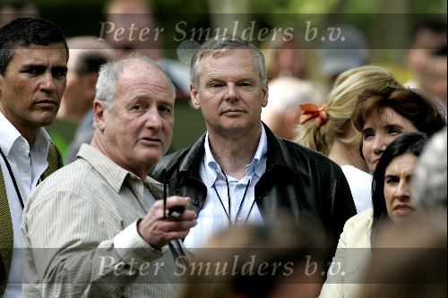 Amsterdam 20 mei 2004
Opnames Ocean\'s 12 op begraafplaats Westgaarde.
Gerard Kleisterlee met vrouw (philips) met Jerry Weintraub