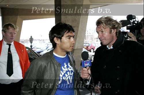 Noordwijk 26 mei 2004
Spelers Nederlands elftal melden zich bij Huis ter Duin voor trainingskamp EK Portugal. 
Giovanni v Bronckhorst met Hans Kraay jr