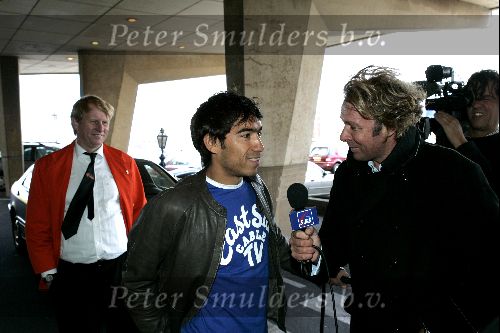 Noordwijk 26 mei 2004
Spelers Nederlands elftal melden zich bij Huis ter Duin voor trainingskamp EK Portugal. 
Giovanni v Bronckhorst met Hans Kraay jr