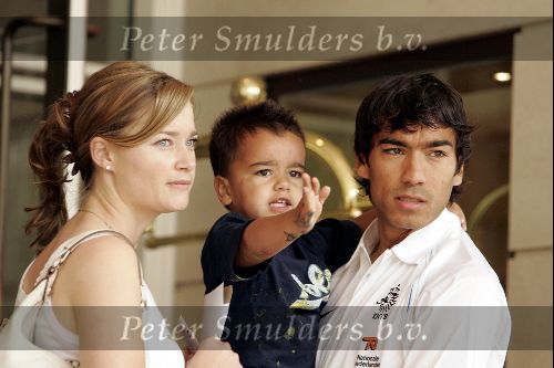 Amsterdam 8 juni 2004
Giovanni v Bronckhorst met zijn zoontje bij vertrek Nederlands elftal naar Portugal