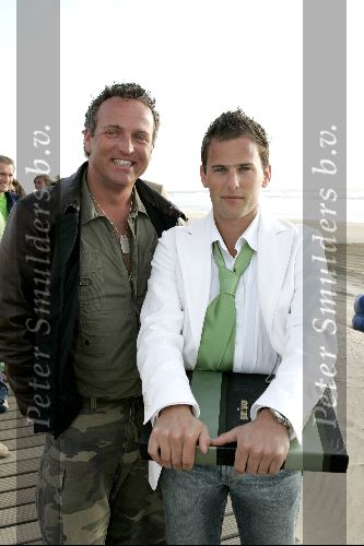 Bloemendaal 12 mei 2004
Feestje van Leco  Zadelhoff in strandtent vroeger.
Gordon en Jacob v Rozelaar