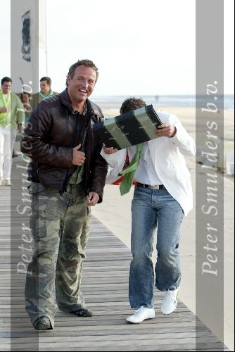 Bloemendaal 12 mei 2004
Feestje van Leco  Zadelhoff in strandtent vroeger.
Gordon met vriend