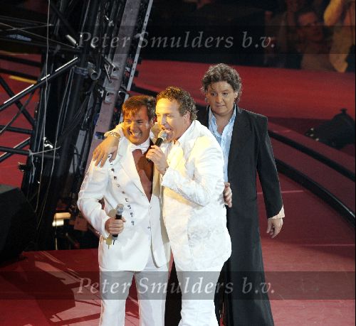 Amsterdam 26 mei 2004
Rene Froger in de Arena.    Rene Froger  met Gordon en Gerard Joling