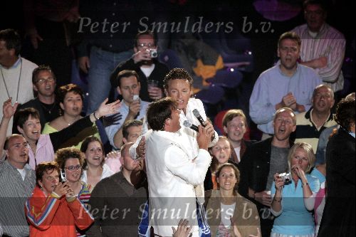 Amsterdam 26 mei 2004
Rene Froger in de Arena.    Rene Froger  met Gordon en Gerard Joling