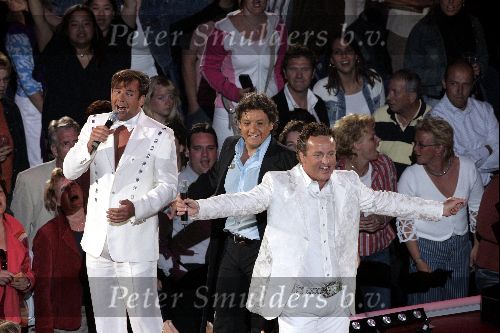 Amsterdam 26 mei 2004
Rene Froger in de Arena.    Rene Froger  met Gordon en Gerard Joling