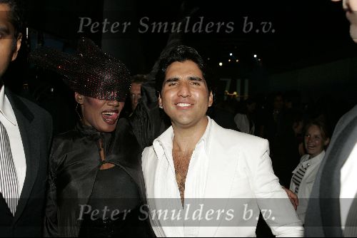 Amsterdam 28 mei 2004
Show Rodrigo Otazu in hangar op schiphol Oost.
Rodrigo met Grace Jones