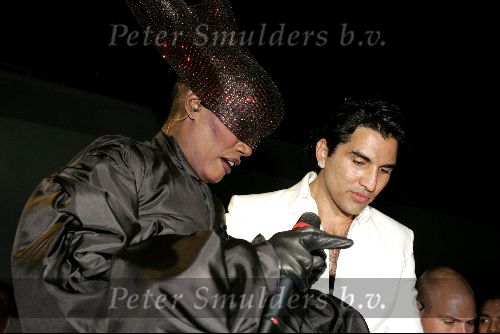 Amsterdam 28 mei 2004
Show Rodrigo Otazu in hangar op schiphol Oost.
Rodrigo met Grace Jones