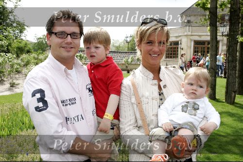 Kaatsheuvel 16 mei 2004
Guus Meeuwis met gezin