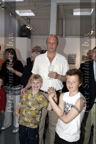 Laren 16 mei 2004
Presentatie boek Sjoerd Pleijsier. Haye v d Heyden met kinderen