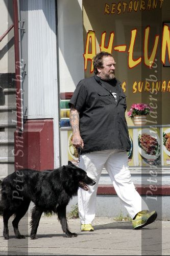 Amsterdam 9 mei 2004
Henk Schiffmacher wandelend met hond