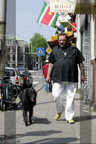 Amsterdam 9 mei 2004
Henk Schiffmacher wandelend met hond