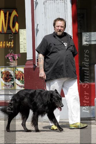 Amsterdam 9 mei 2004
Henk Schiffmacher wandelend met hond
