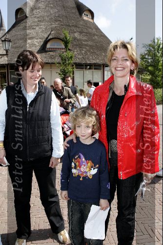 Kaatsheuvel 16 mei 2004
Bekende nederlanders in de efteling.
Inge Diekman met zoontje en vriendin