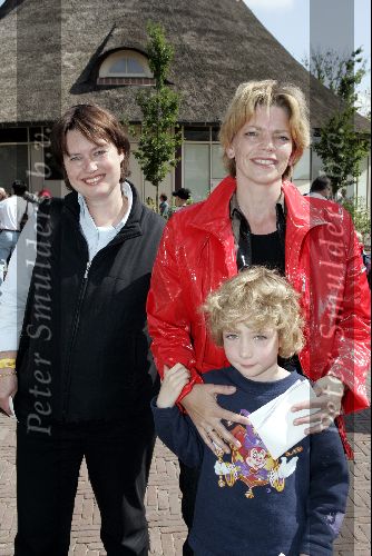 Kaatsheuvel 16 mei 2004
Bekende nederlanders in de efteling.
Inge Diekman met zoontje en vriendin