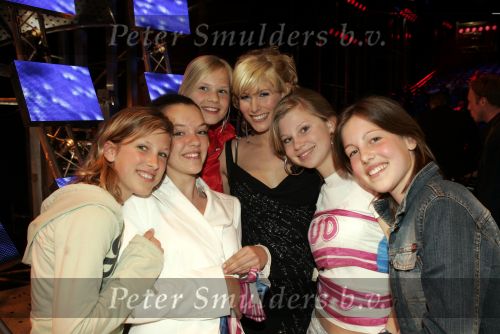 Hilversum 1 mei 2004
Finale Idols  in studio 22.
Maud Idols met dochters Jaap Jongbloed