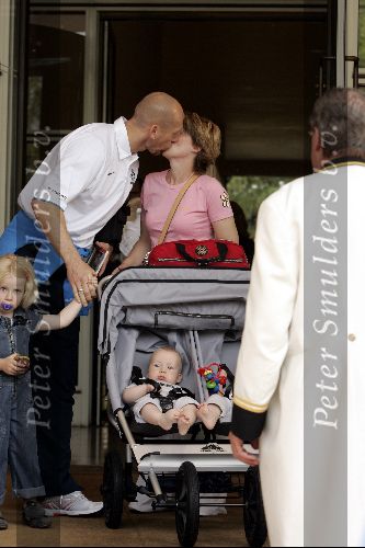 Amsterdam 8 juni 2004
Jaap Stam kust zijn vrouw Marianne bij vertrek Nederlands elftal naar Portugal.