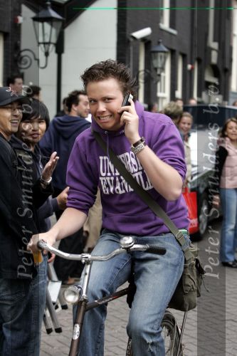 Amsterdam 05 mei 2004
Jamai Idols op fiets in Amsterdam met gsm