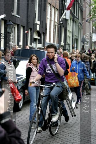 Amsterdam 05 mei 2004
Jamai Idols op fiets in Amsterdam met gsm