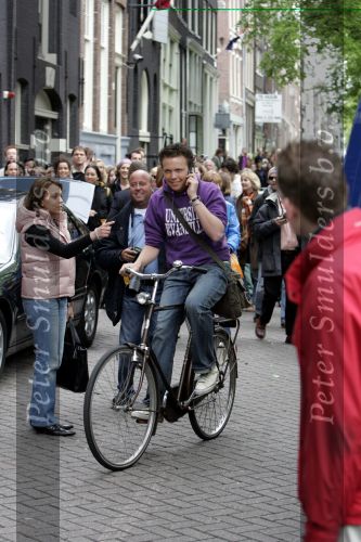 Amsterdam 05 mei 2004
Jamai Idols op fiets in Amsterdam met gsm. Reni v Maren