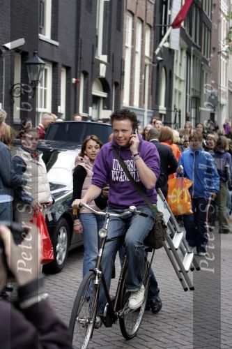 Amsterdam 05 mei 2004
Jamai Idols op fiets in Amsterdam met gsm