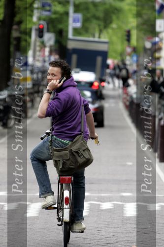 Amsterdam 05 mei 2004
Jamai Idols op fiets in Amsterdam met gsm