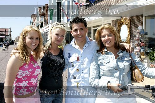Volendam 19 mei 2004
Jan Smit uitreiking nieuwe cd en nieuw BMW X3
Bridget Maasland met Jan Smit en zijn zusjes