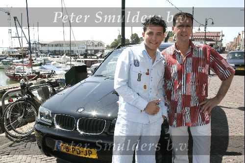 Volendam 19 mei 2004
Jan Smit uitreiking nieuwe cd en nieuw BMW X3
Jan Smit en zijnvader met BMW X3