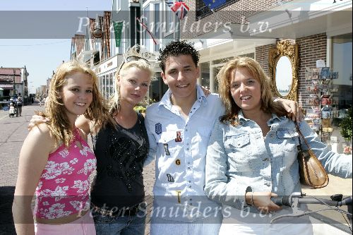 Volendam 19 mei 2004
Jan Smit uitreiking nieuwe cd en nieuw BMW X3
Bridget Maasland met Jan Smit en zijn zusjes