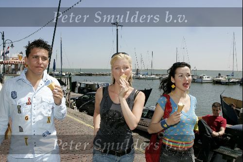 Volendam 19 mei 2004
Birgit Schuurman Bridget Maasland en Jan Smit met ijsje