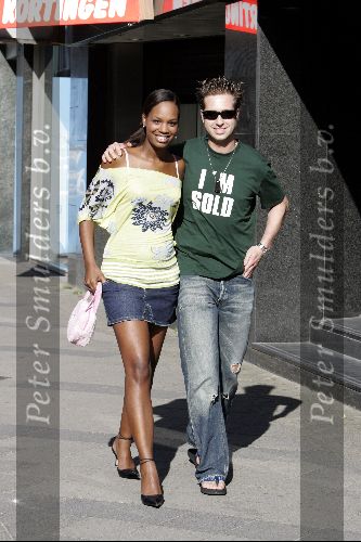 Amsterdam 19 mei 2004
Opening Dolce  Gabana winkel in Amsterdam.    Jasmine Sendar met vriend