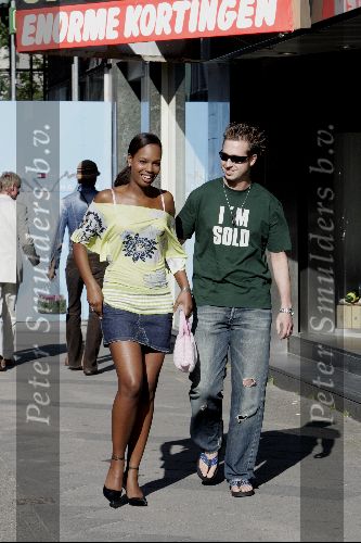 Amsterdam 19 mei 2004
Opening Dolce  Gabana winkel in Amsterdam    
Jasmine Sendar met vriend