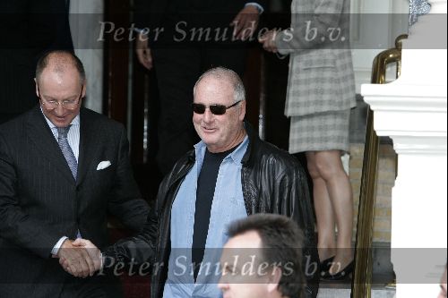 Amsterdam 21 mei 2004
Jerry Weintraub vertrekt bij het Amstel Hotel
