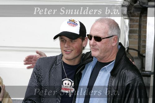 Amsterdam 21 mei 2004
Jerry Weintraub met een fan  bij het Amstel Hotel