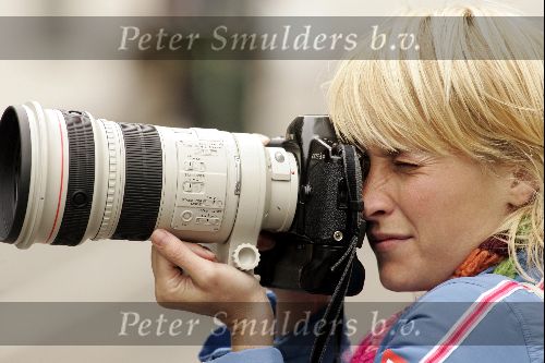 Amsterdam 13 mei 2004
Presentatrice Willem Wever met fototoestel bij Amstel Hotel
Jetske v d Elsen