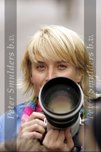 Amsterdam 13 mei 2004
Presentatrice Willem Wever met fototoestel bij Amstel Hotel
Jetske v d Elsen