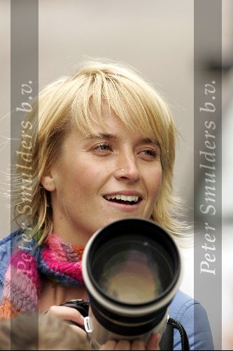 Amsterdam 13 mei 2004
Presentatrice Willem Wever met fototoestel bij Amstel Hotel
Jetske v d Elsen