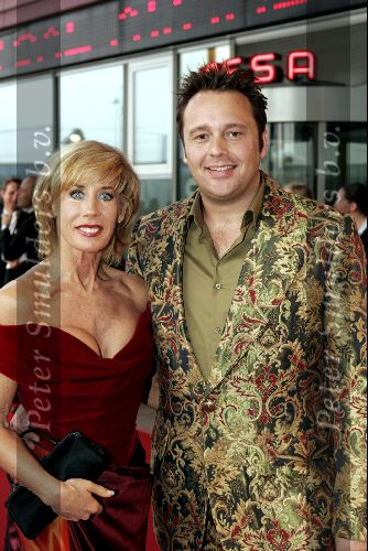 Rotterdam  10 mei 2004
Uitreiking Musical Awards in nieuw Luxor.
Joke Bruijs met een  vriend