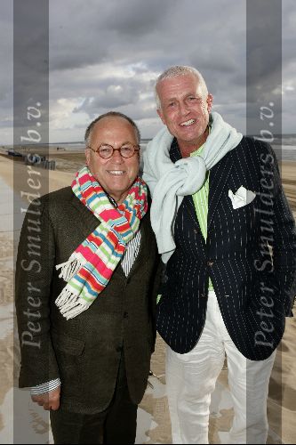 Bloemendaal 12 mei 2004
Feestje van Leco  Zadelhoff in strandtent vroeger.
Joop Braakhekke met vriend