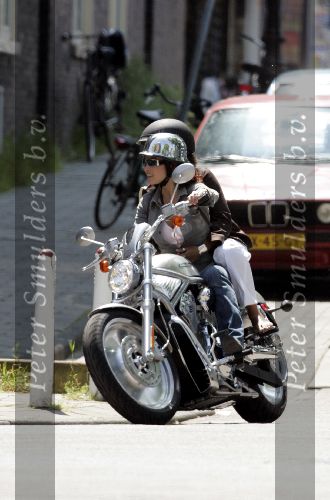 Amsterdam 29 mei 2004
Katja Schuurman op nieuwe Harley Davidson moter.